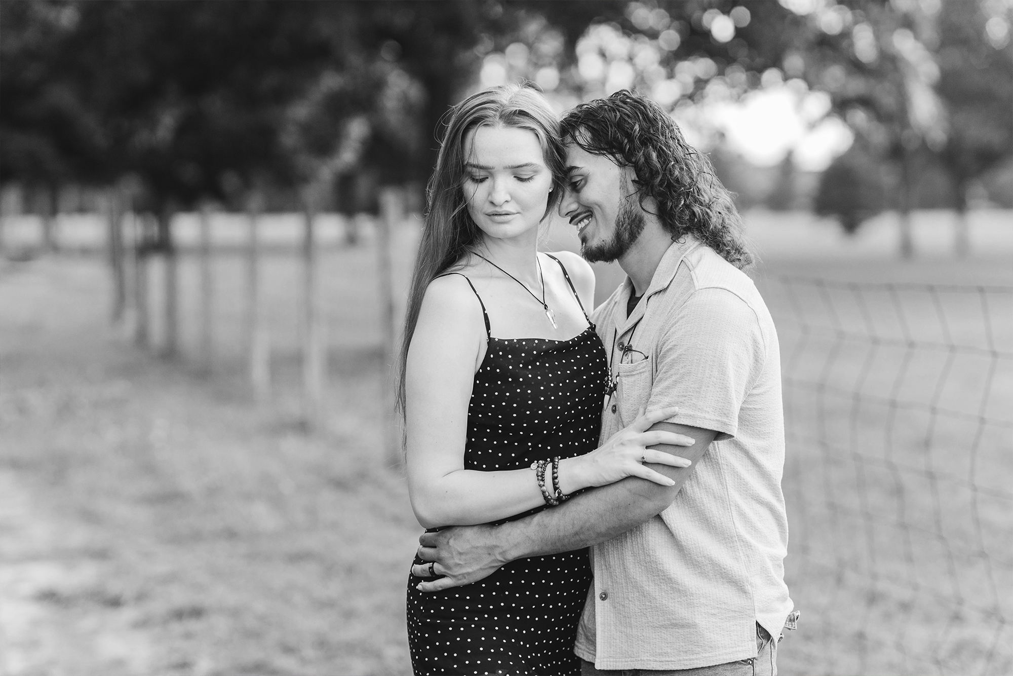 black and white of boyfriend and girlfriend embracing each other in park